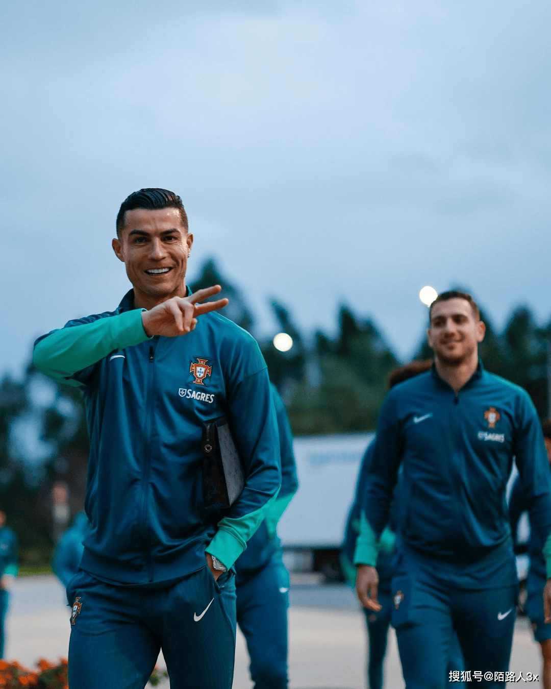 C罗连续十场比赛得分超过比赛局势复杂，塞尔维亚队不断突破！